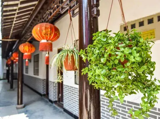 Цзясинь: Xitang Yizhijia Theme Hostel