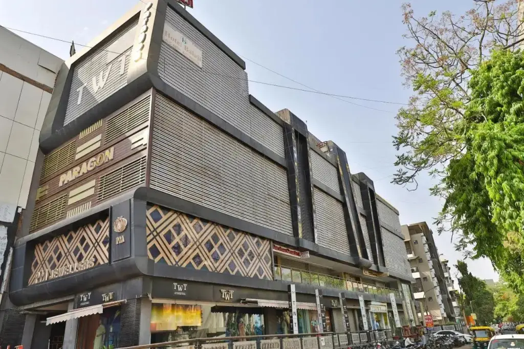 OYO Premium Law Garden C G Road — фото 1