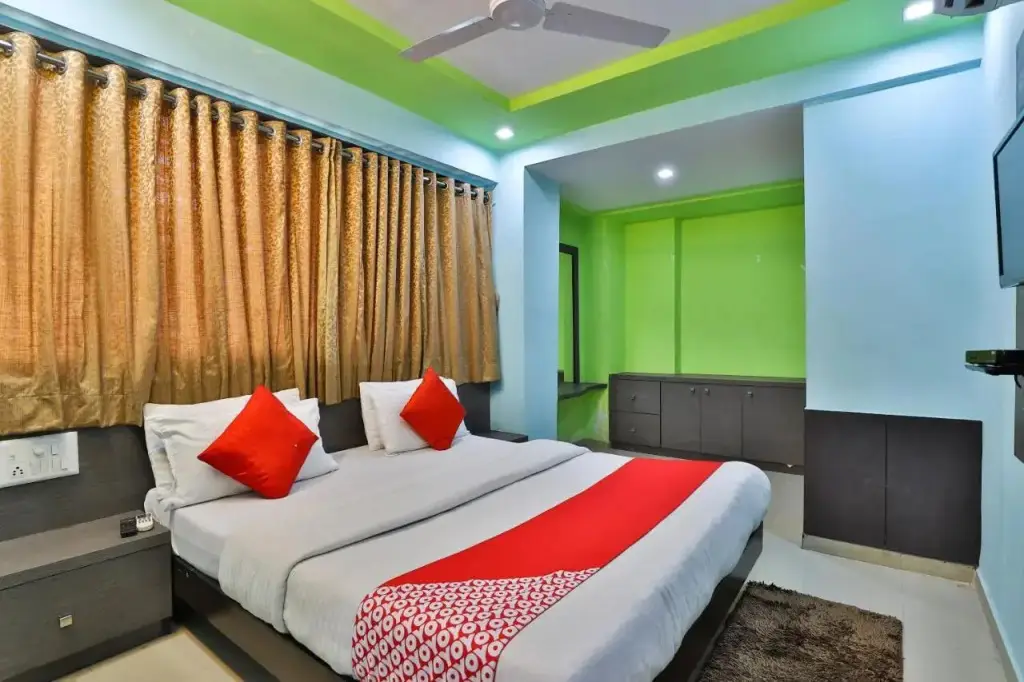 Ахмедабад: OYO Premium Law Garden C G Road