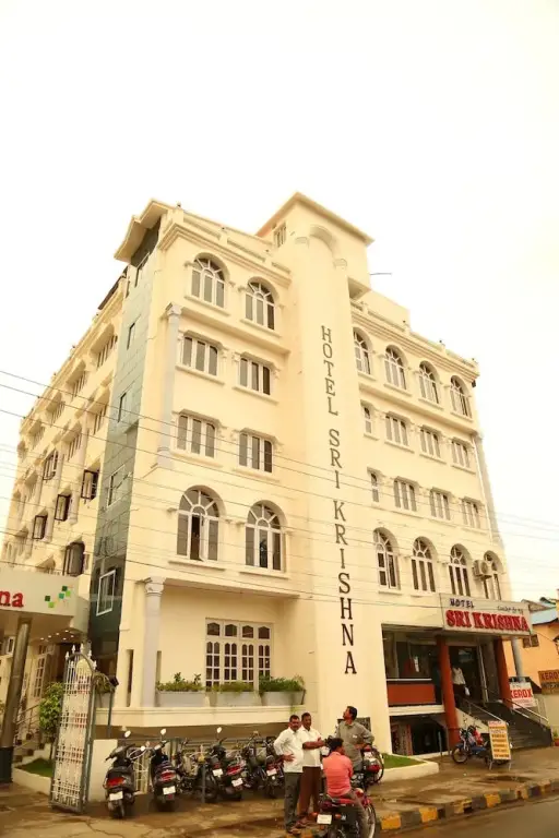 Алюр: Hotel SriKrishna Hassan