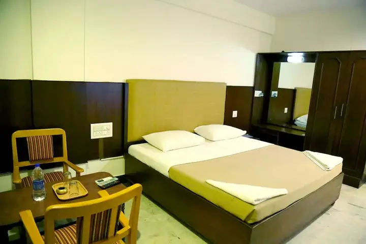 Алюр: Hotel SriKrishna Hassan