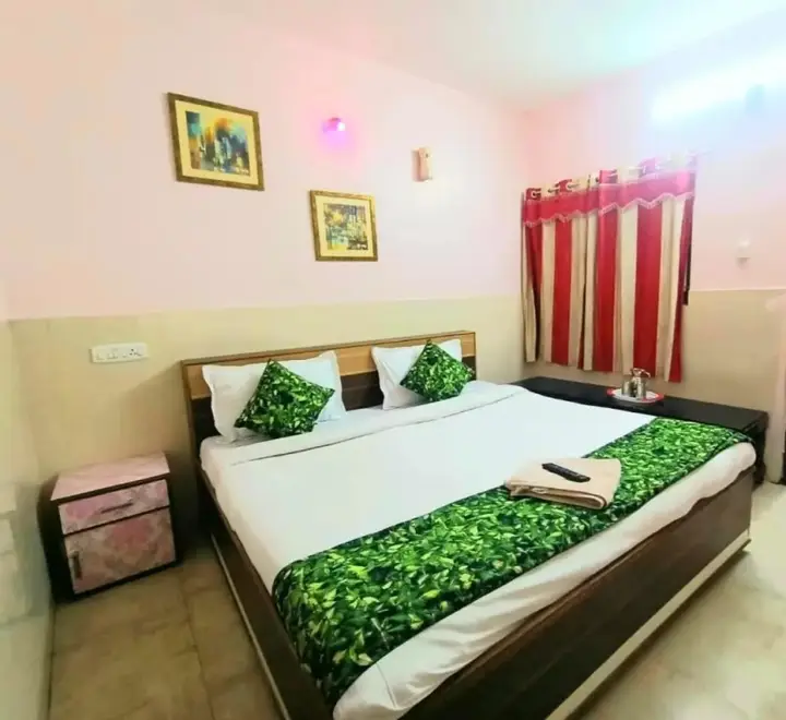 Ути: Hays SK Residency