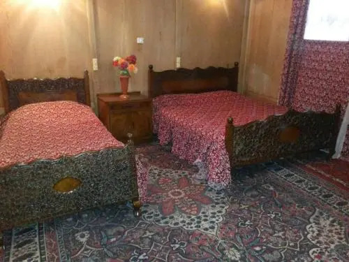 Шринагар: Trambak Houseboat