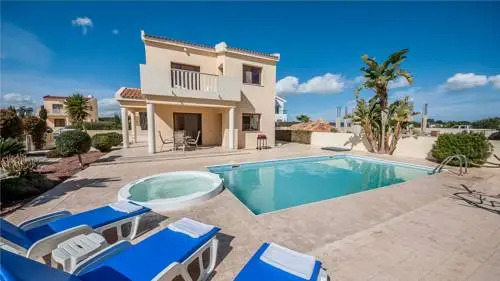 Айя-Напа: Villa Pennie