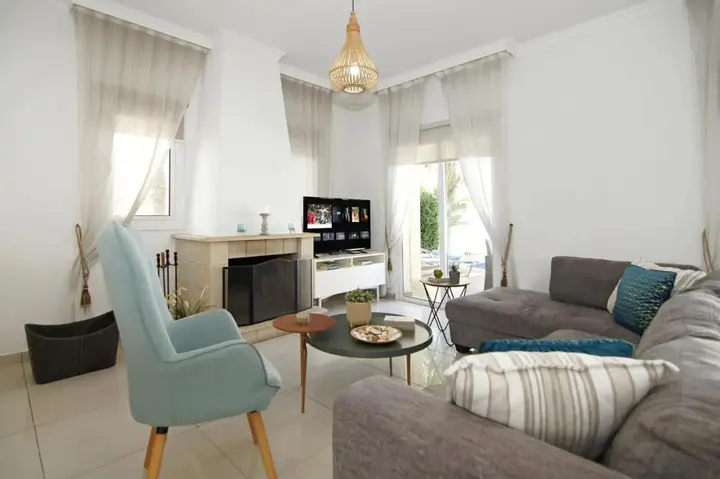 Паралимни: Villa Alyson