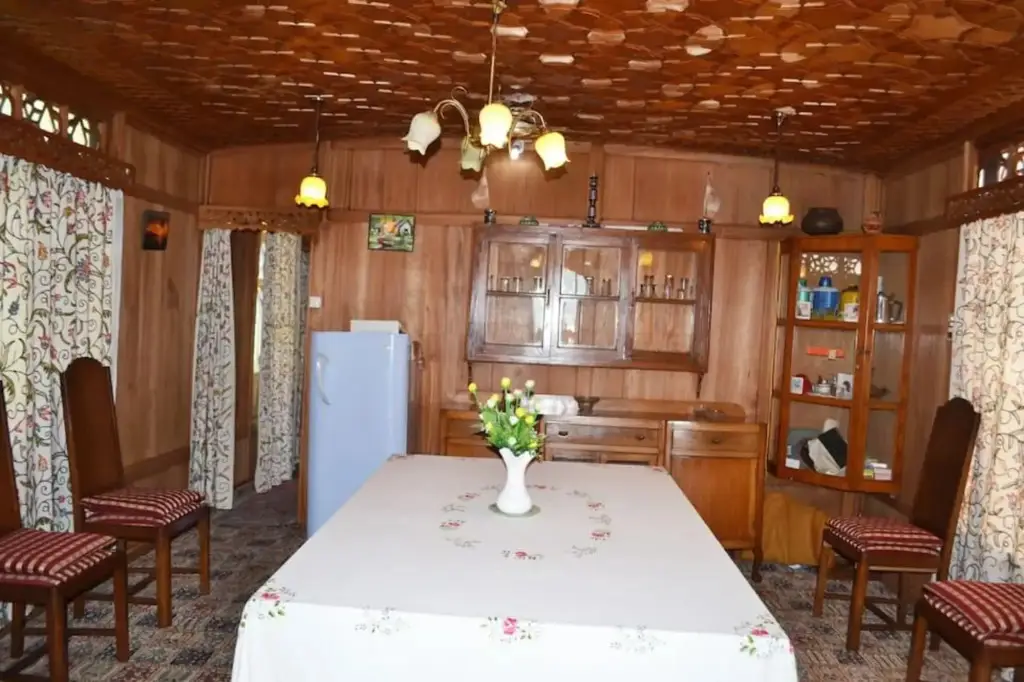 Шринагар: New Peony Houseboat