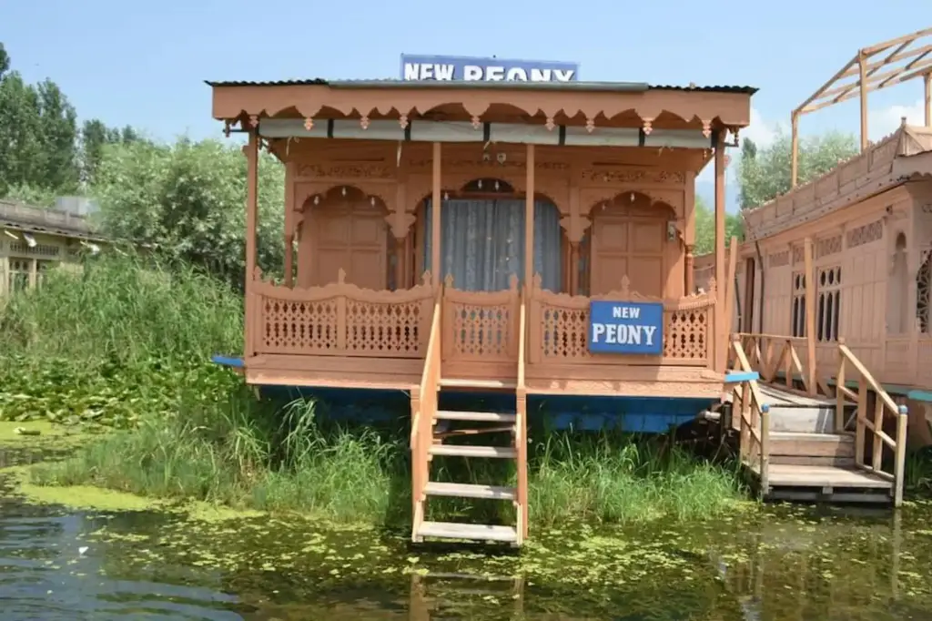 Шринагар: New Peony Houseboat