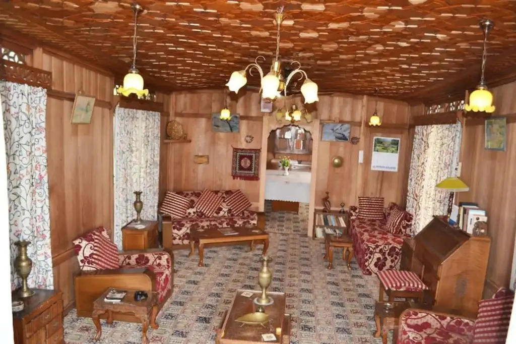 Шринагар: New Peony Houseboat
