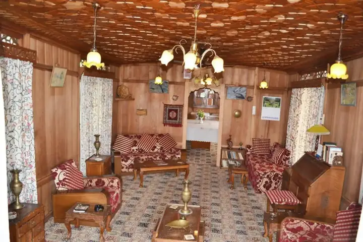 Шринагар: New Peony Houseboat