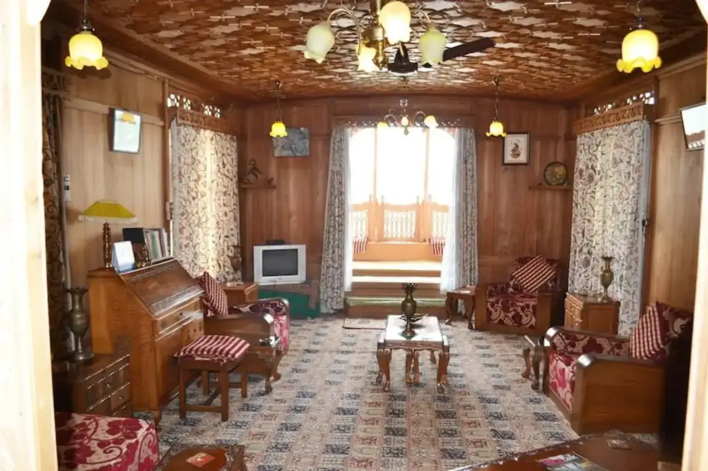 Шринагар: New Peony Houseboat