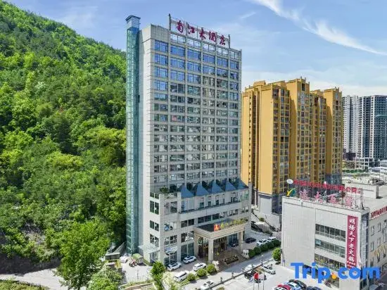 Бачжун: Nanjiang Tianhe Yulong Business Hotel