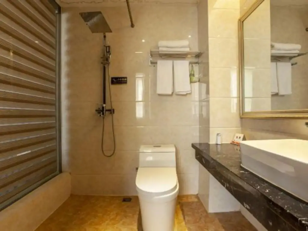 Инин: Lijing Hotel