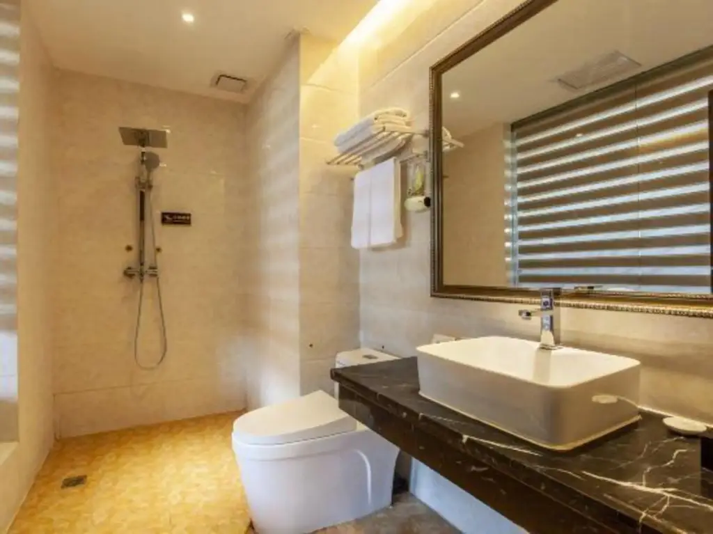 Инин: Lijing Hotel