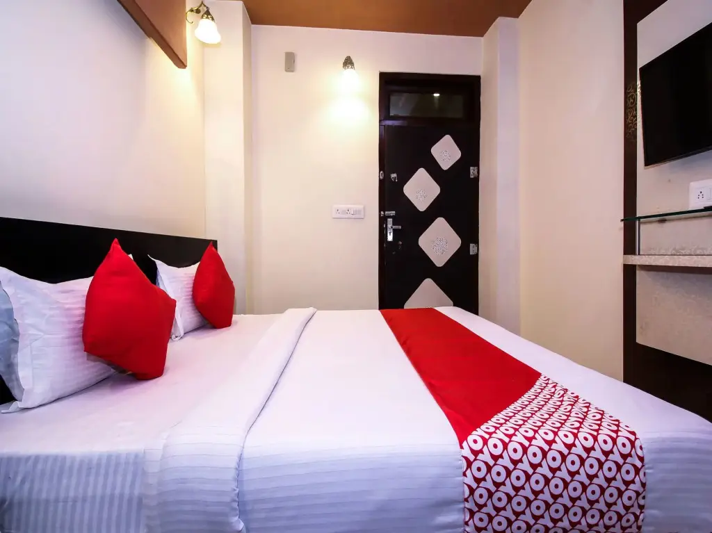 Амбер: Hotel Moon Stone