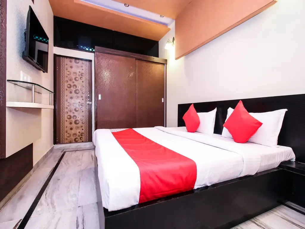 Амбер: Hotel Moon Stone
