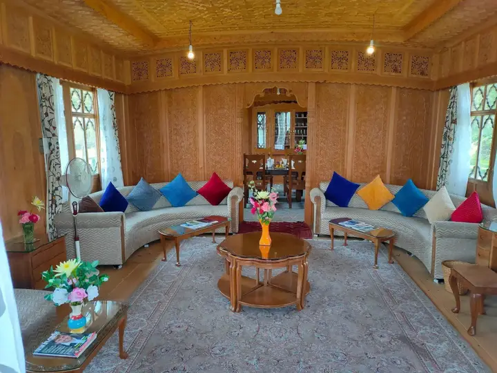 Шринагар: Zaffer Houseboats