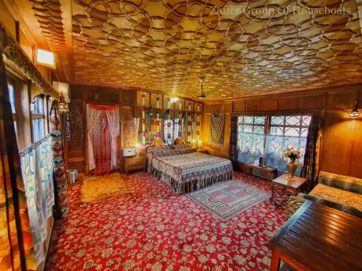Шринагар: Zaffer Houseboats