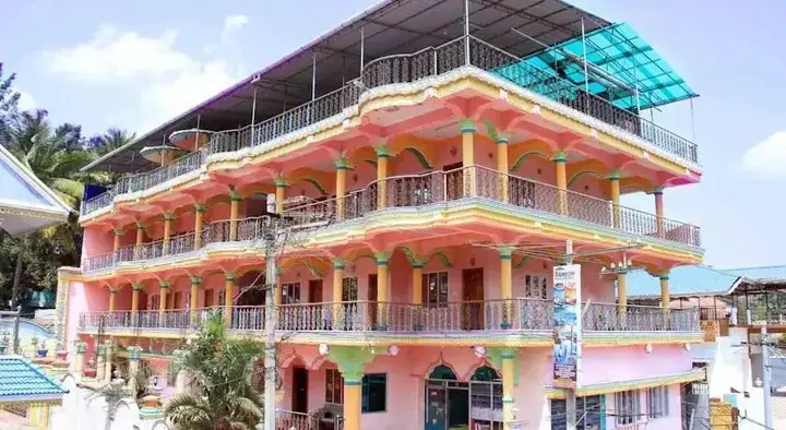 Кумили: Colors Inn
