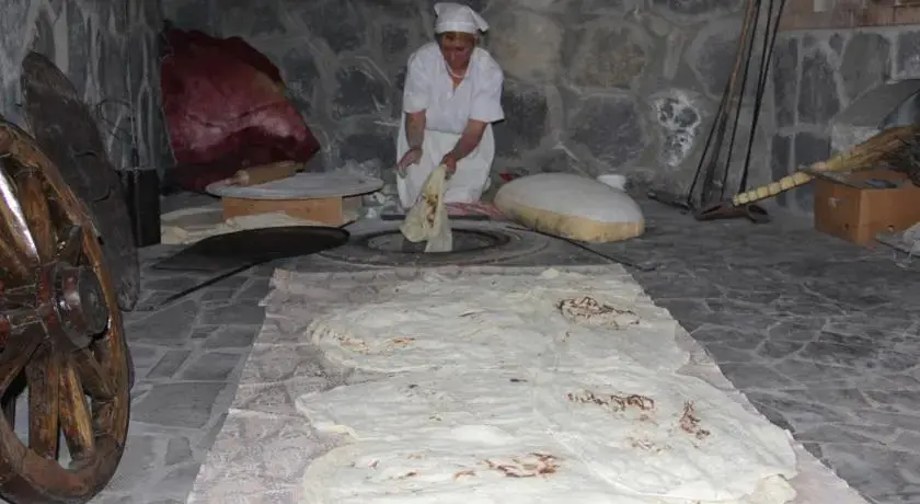 Гарни: Garni Toun