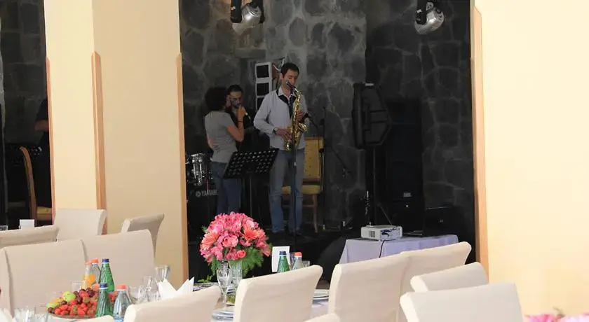 Гарни: Garni Toun