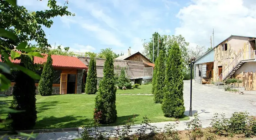 Гарни: Garni Toun