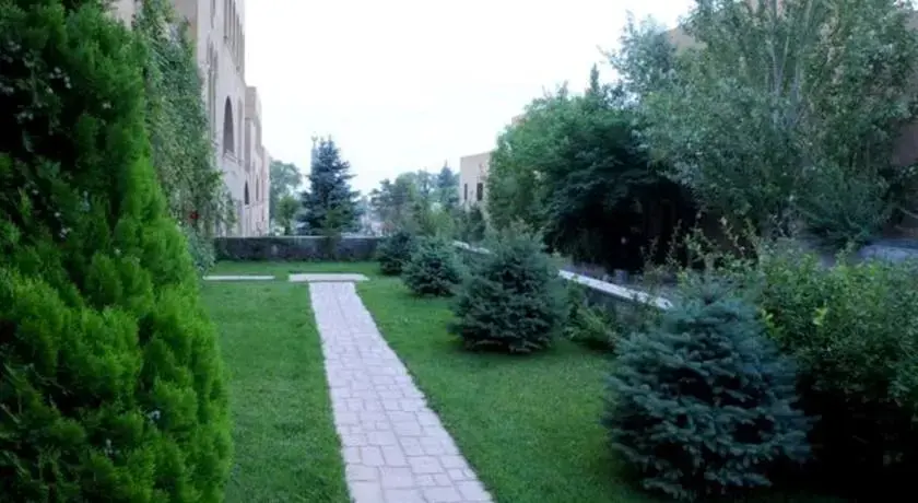 Ереван: Villa Hyusisayin Charagayt