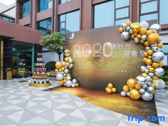 Чэнду: Jinju Hotel (Chengdu Financial City Yintai Center in99)