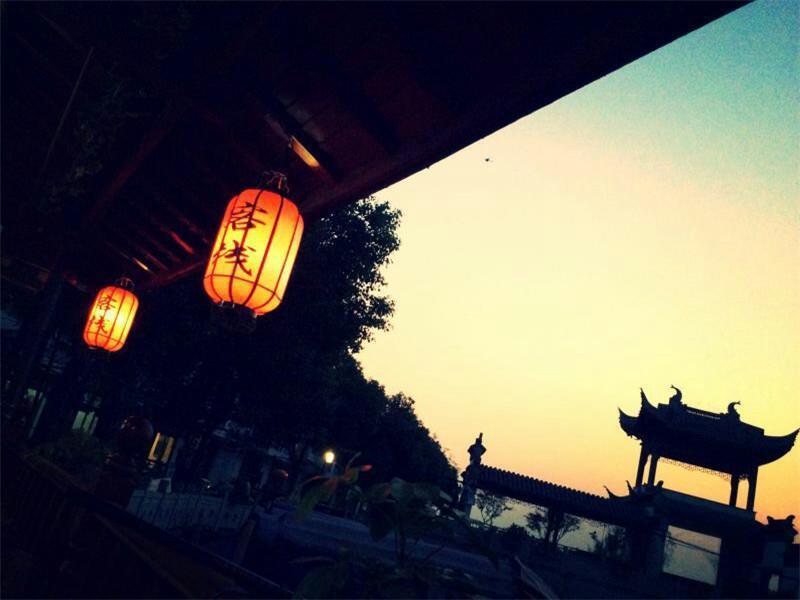 Сучжоу: Zhouzhuang Zhenfeng Riverside Courtyard Hostel