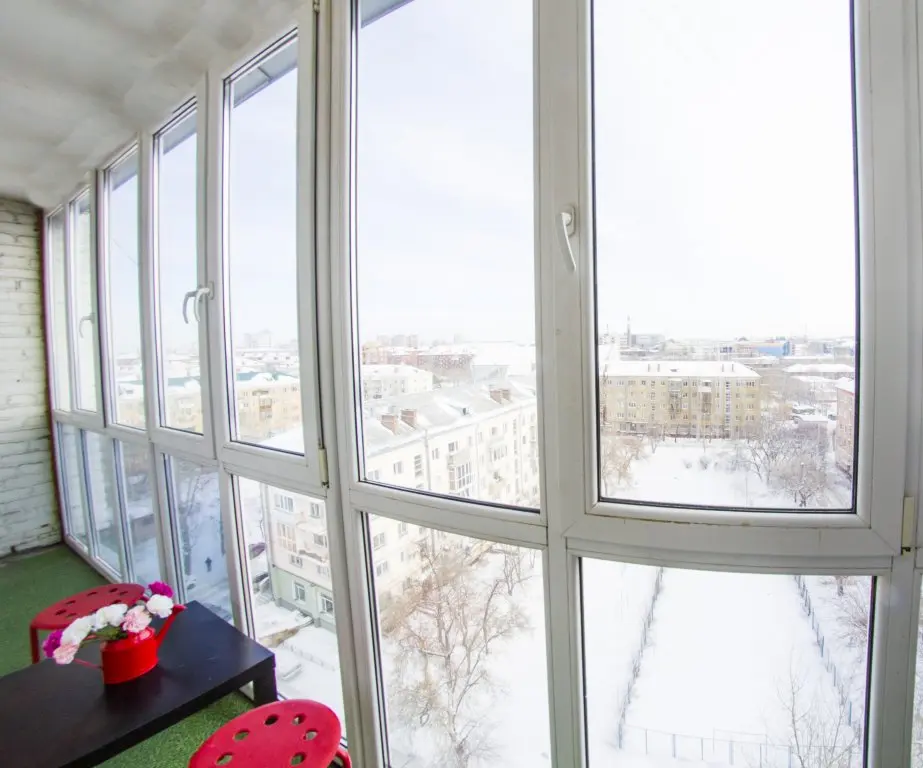 Омск: Na Irtyishskoj Naberezhnoj 25 Apartments