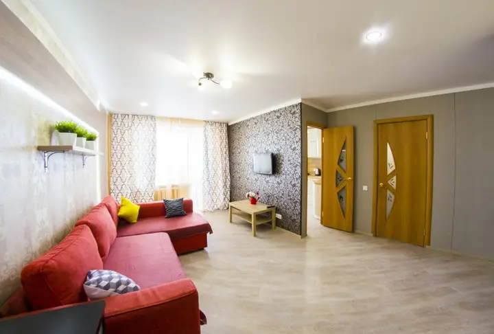 Омск: Na Irtyishskoj Naberezhnoj 25 Apartments