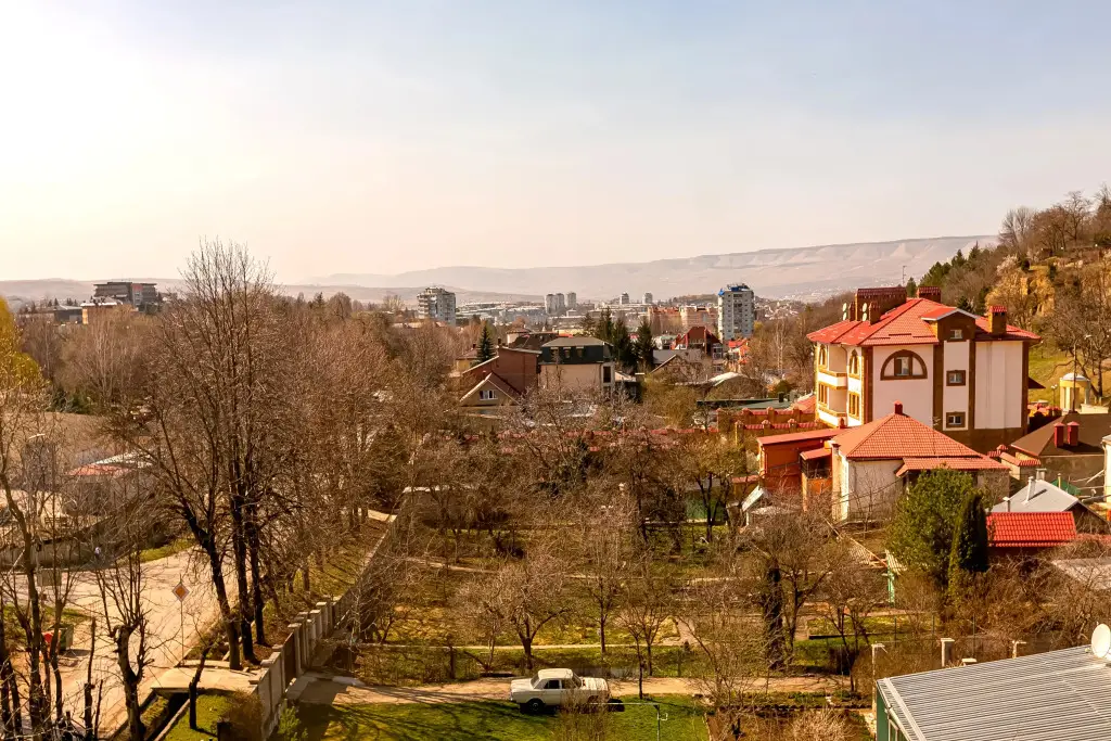 Кисловодск: Elitnye Apartamenty Iriny Savelyevoy - Park - "krasnoye Solnyshko" - Parkovka