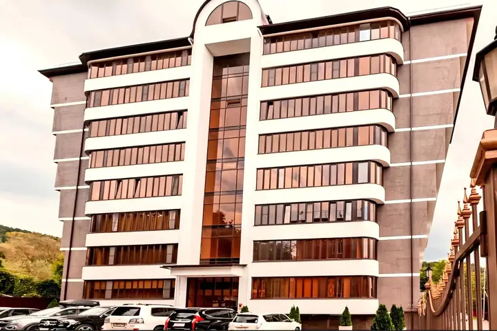 Кисловодск: Elitnye Apartamenty Iriny Savelyevoy - Park - "krasnoye Solnyshko" - Parkovka