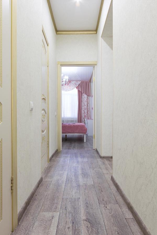 Астрахань: Apartments Lux pl.Lenina 12/1