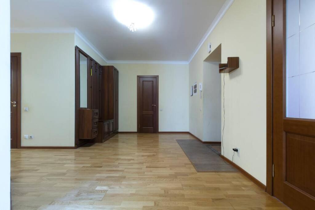 Астрахань: Kvart Hotel - Просторная четырехкомнатная квартира на улице Московская, 106!