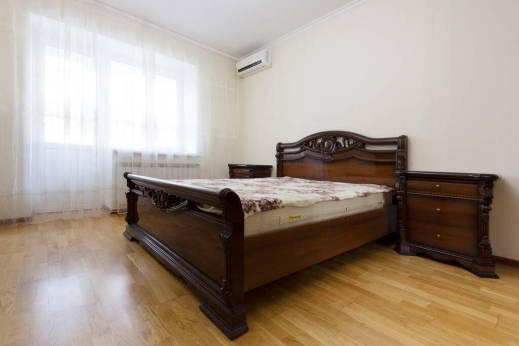 Астрахань: Kvart Hotel - Просторная четырехкомнатная квартира на улице Московская, 106!