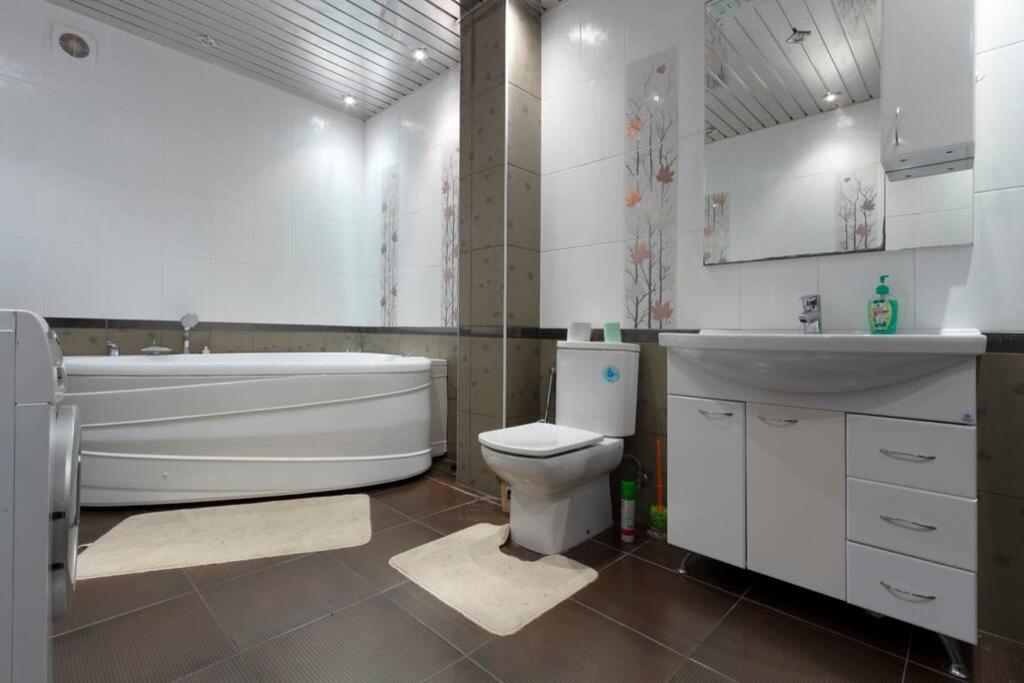 Астрахань: Kvart Hotel - Просторная четырехкомнатная квартира на улице Московская, 106!