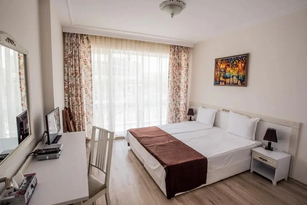 Солнечный берег: The Step Family Hotel