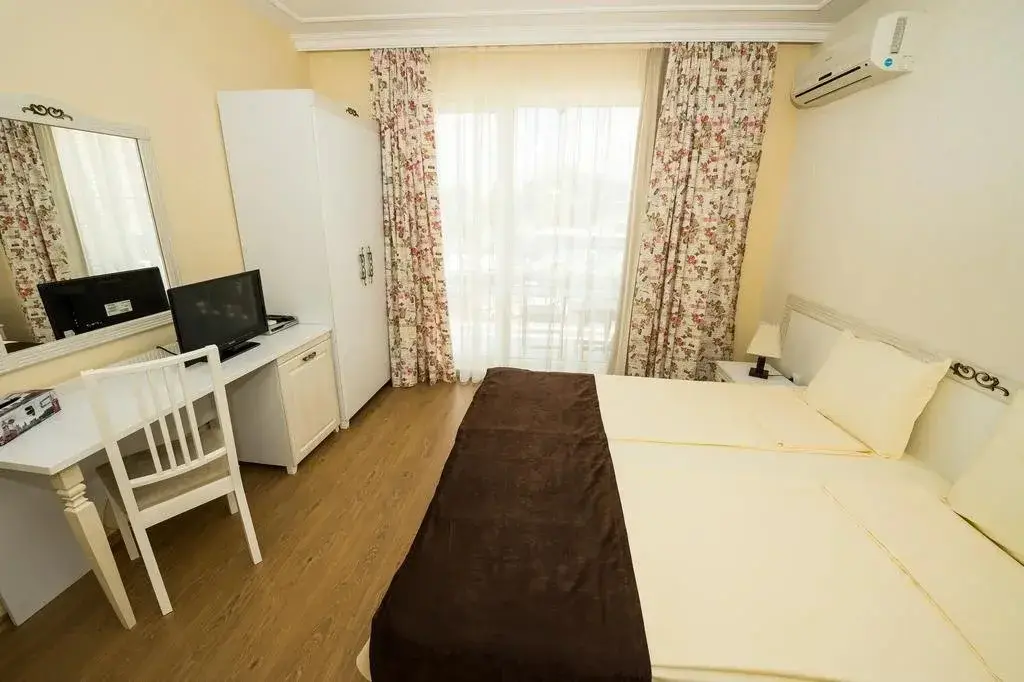 Солнечный берег: The Step Family Hotel