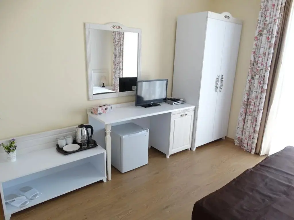 Солнечный берег: The Step Family Hotel