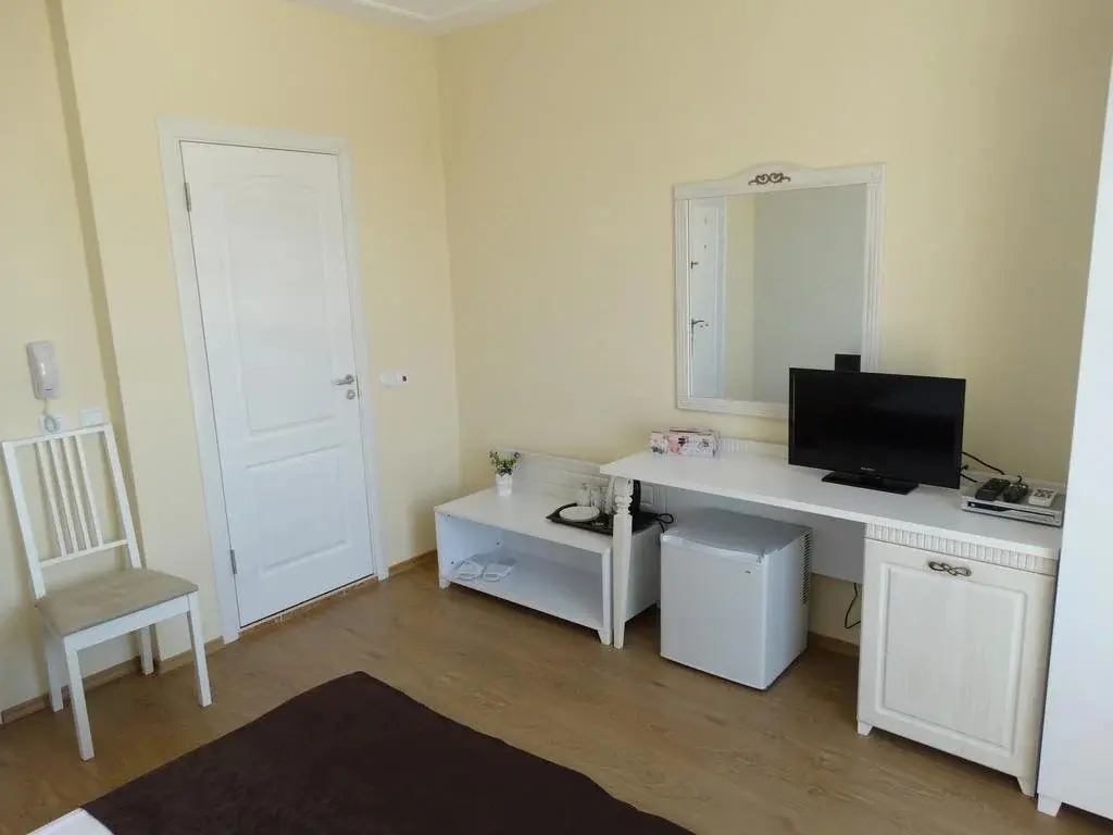 Солнечный берег: The Step Family Hotel