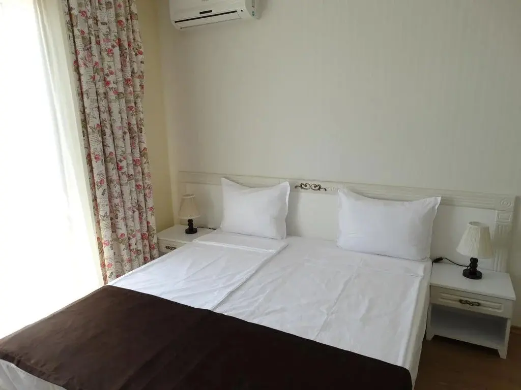 Солнечный берег: The Step Family Hotel
