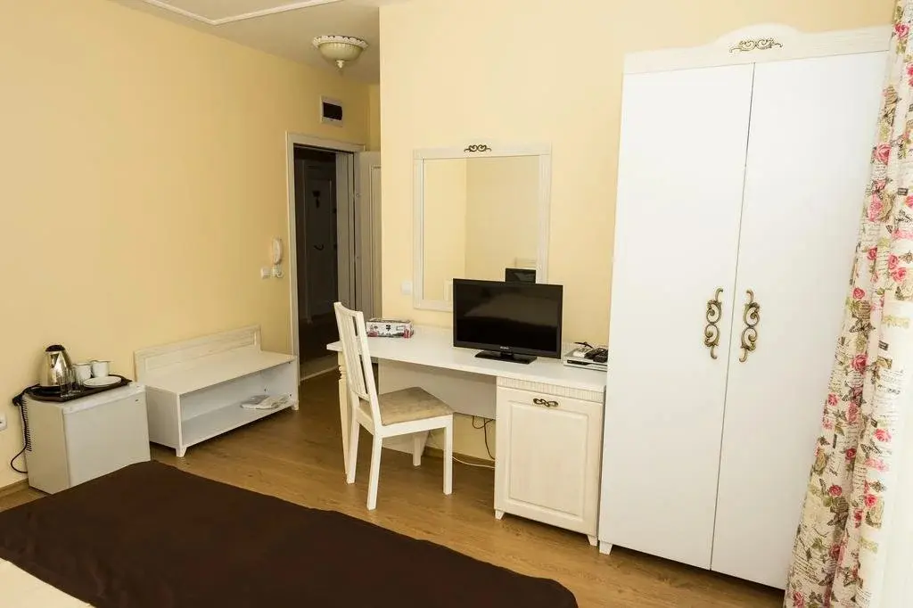 Солнечный берег: The Step Family Hotel