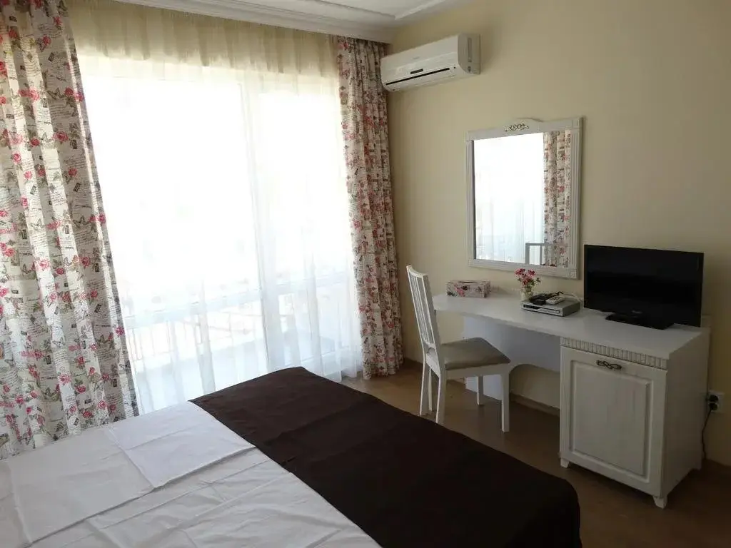 Солнечный берег: The Step Family Hotel