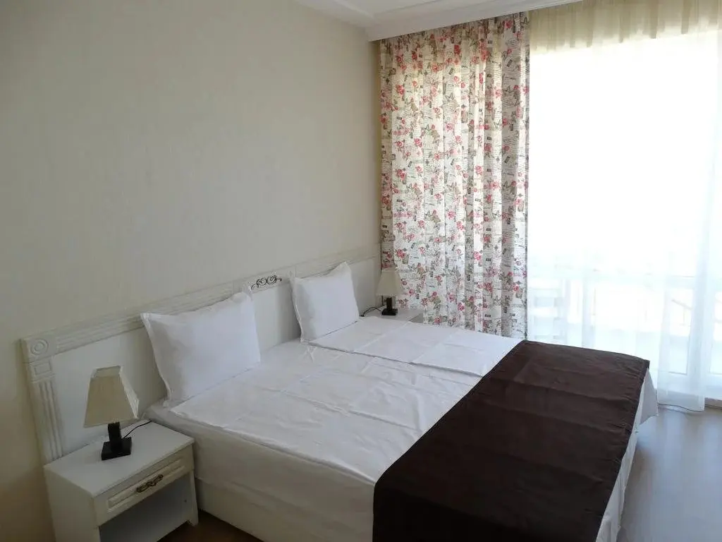 Солнечный берег: The Step Family Hotel