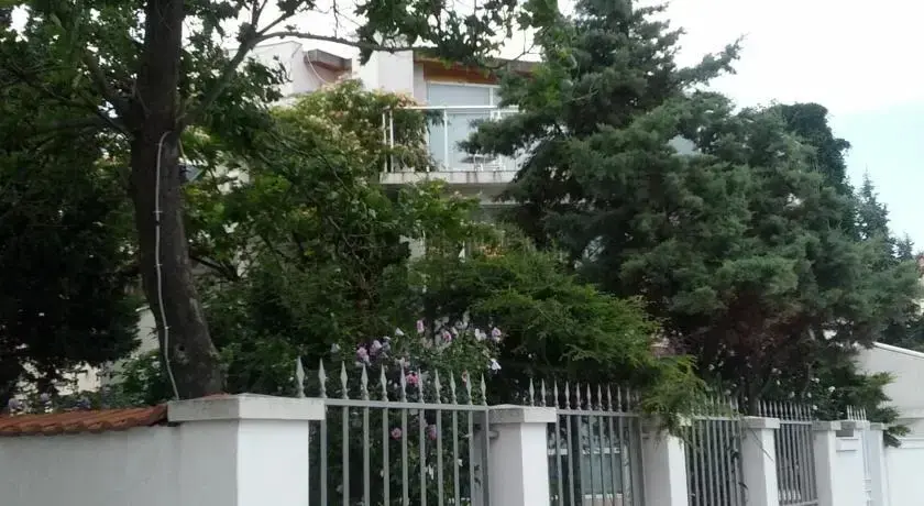 Равда: Guest House Lichevi
