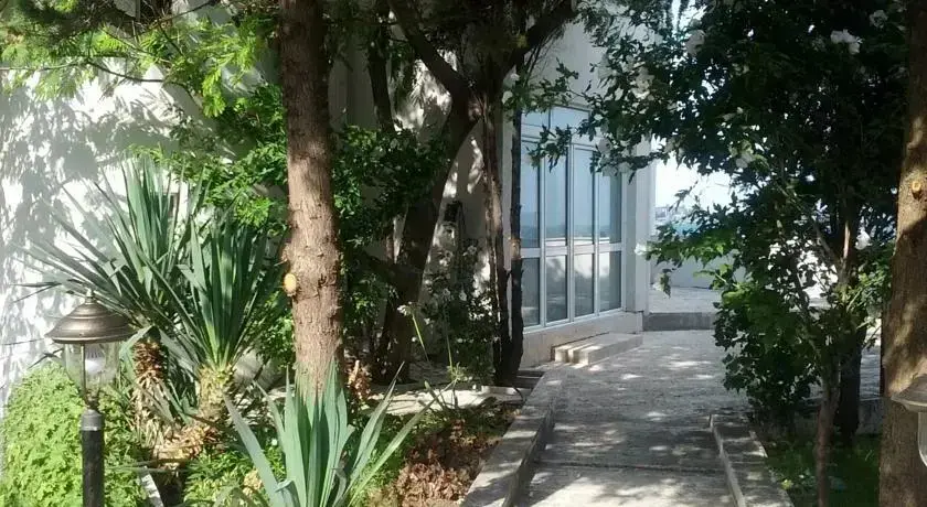 Равда: Guest House Lichevi