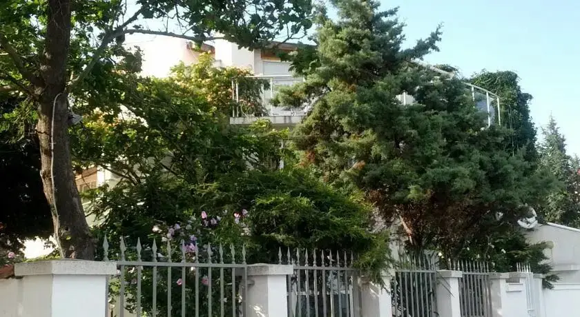 Равда: Guest House Lichevi