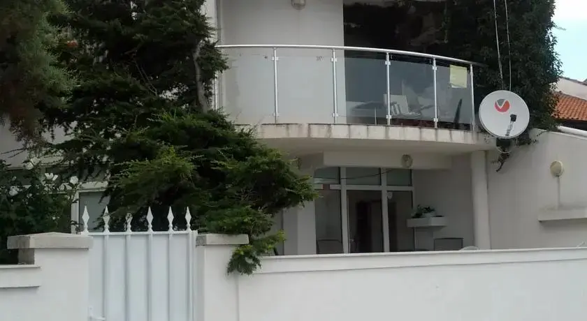 Равда: Guest House Lichevi