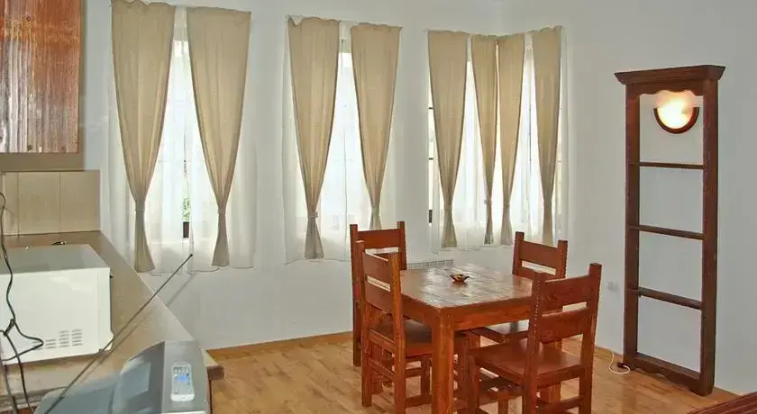 Александрово: Guest House Chateau Medovo
