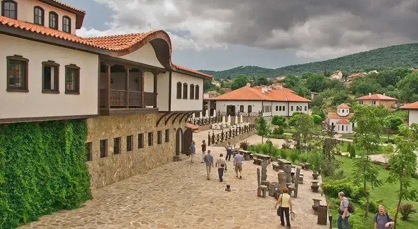 Александрово: Guest House Chateau Medovo